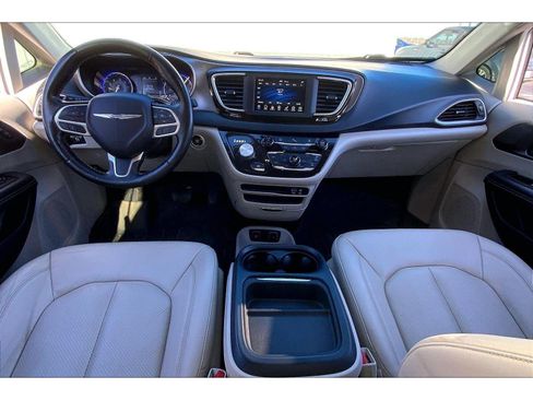 Used 2020 Chrysler Pacifica Touring-L image 13