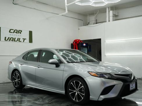 Used 2020 Toyota Camry SE FWD image 4