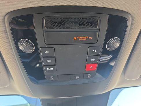 Used 2025 Kia Carnival FWD image 34