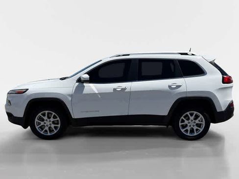 Used 2017 Jeep Cherokee Latitude FWD image 2