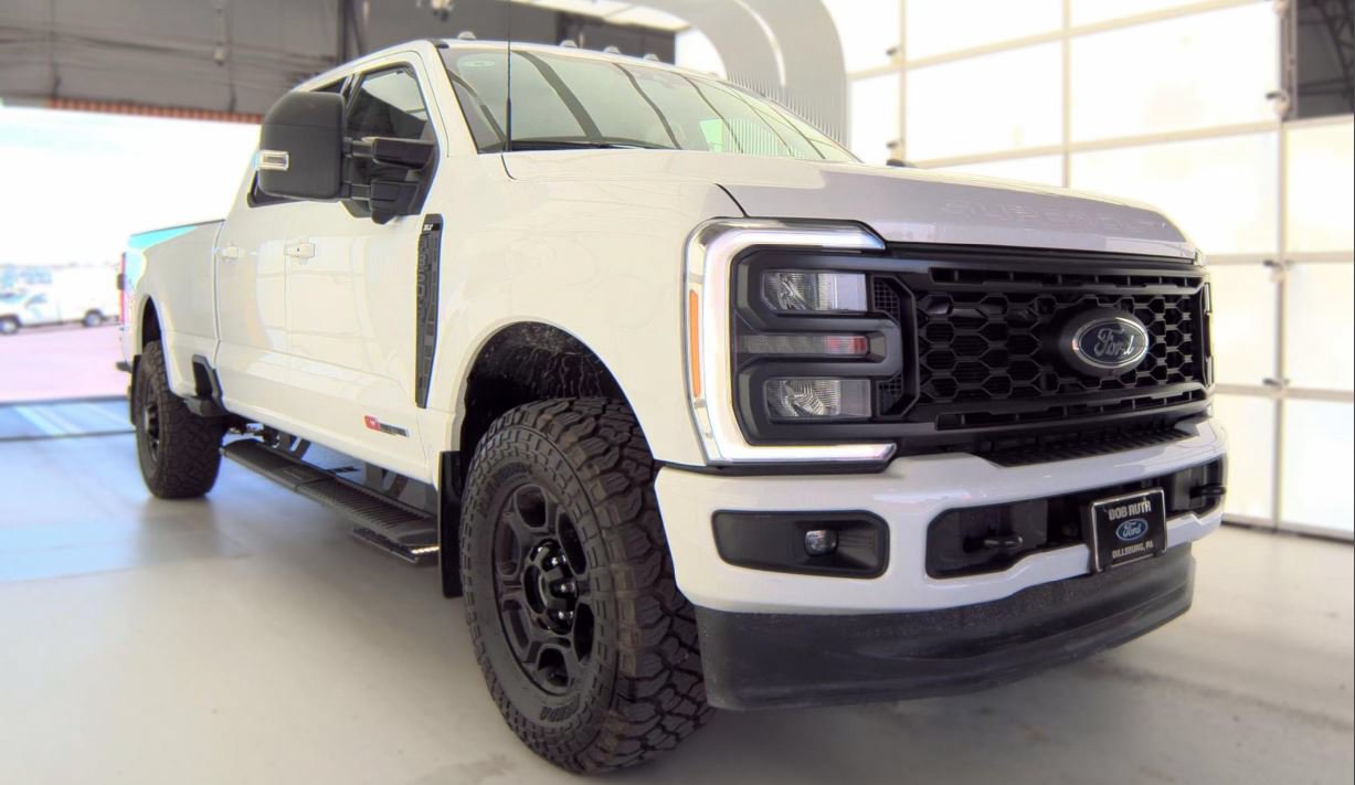 Used 2023 Ford F350 XLT w/ XLT Premium Package AWD/4WD image 2
