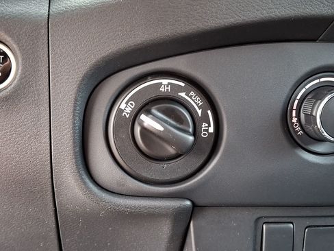 Used 2024 Nissan Frontier SV AWD/4WD image 25