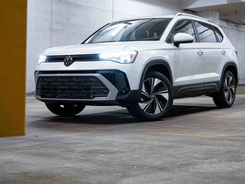 New 2025 Volkswagen Taos SE image 1