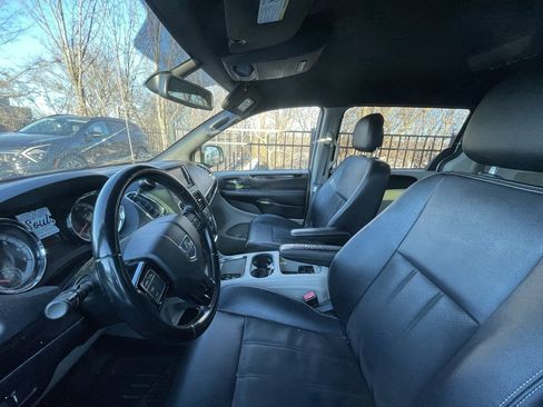 Used 2019 Dodge Grand Caravan SXT image 4