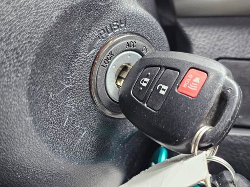 Used 2015 Toyota RAV4 LE AWD/4WD image 31