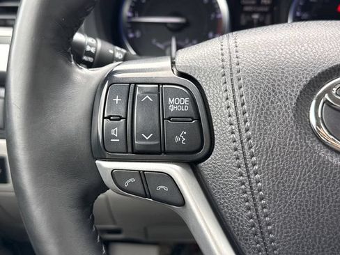 Used 2019 Toyota Highlander XLE AWD/4WD image 36