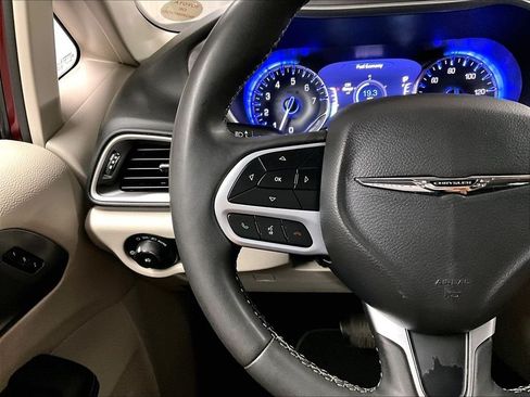 Used 2023 Chrysler Pacifica Touring-L FWD image 22