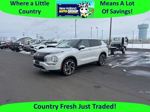 Used 2024 Mitsubishi Outlander SE image 1