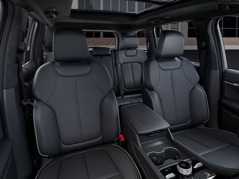 New 2025 Jeep Grand Cherokee Overland w/ Luxury Tech Group IV AWD/4WD image 16