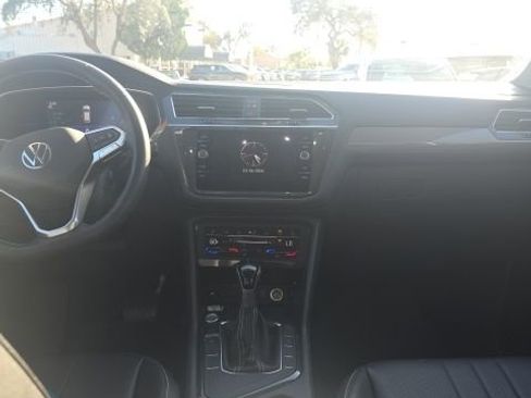 Used 2022 Volkswagen Tiguan SE image 11