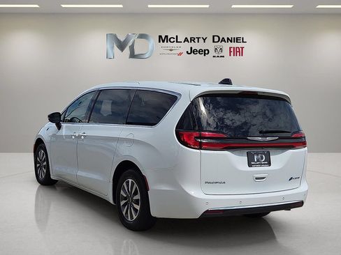 Used 2024 Chrysler Pacifica Limited FWD image 4