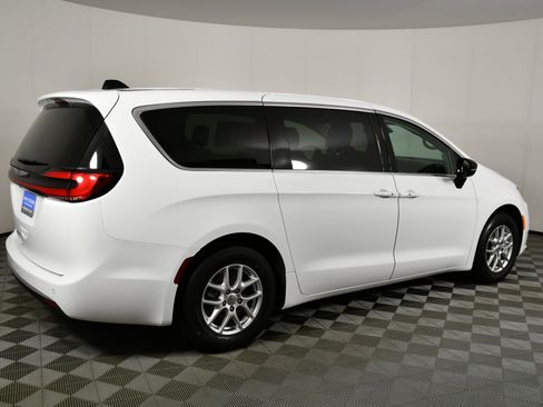Used 2024 Chrysler Pacifica Touring-L image 6