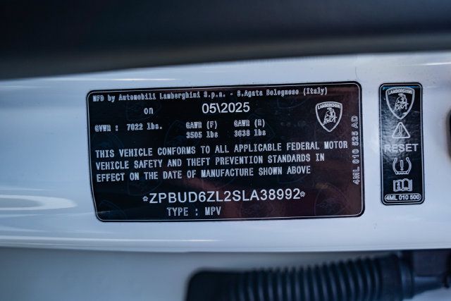 Used 2025 Lamborghini Urus SE AWD/4WD image 35