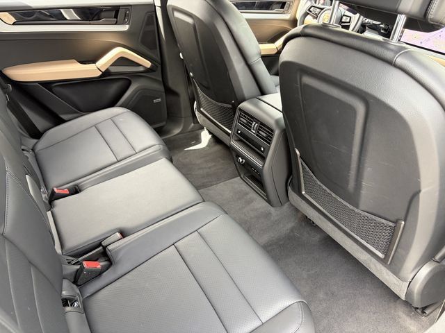 Used 2024 Porsche Cayenne AWD/4WD image 25