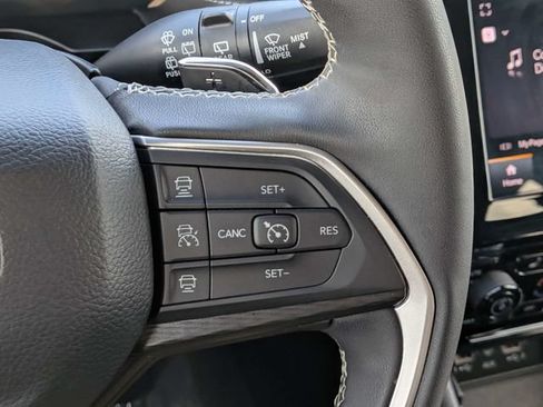 Used 2025 Jeep Grand Cherokee Altitude AWD/4WD image 23
