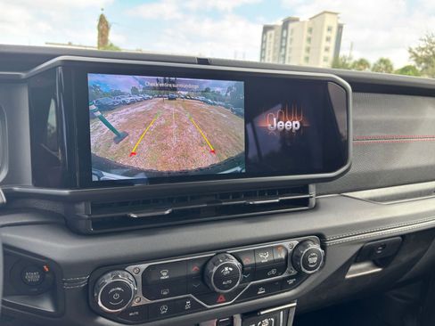 Used 2025 Jeep Wrangler Rubicon image 17