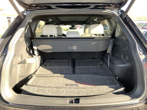 Used 2024 Volkswagen Tiguan SE R-Line image 34