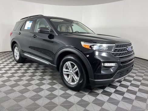 Used 2024 Ford Explorer XLT w/ Equipment Group 202A RWD image 2
