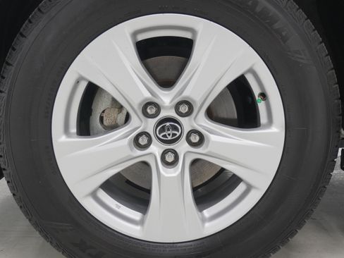 Used 2020 Toyota RAV4 XLE FWD image 25