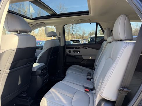 Used 2025 Honda Pilot Touring image 24