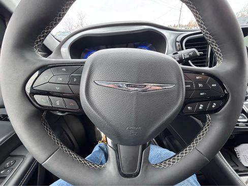 Used 2025 Chrysler Pacifica Limited image 23