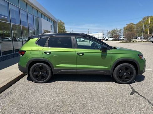 New 2026 Volkswagen Taos SE AWD/4WD image 8