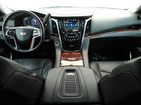 Used 2018 Cadillac Escalade ESV 4WD image 3