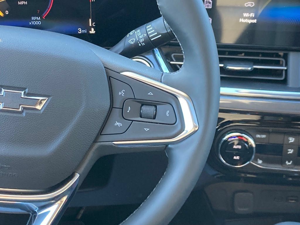 New 2026 Chevrolet Trax ACTIV w/ Sunroof Package FWD image 8
