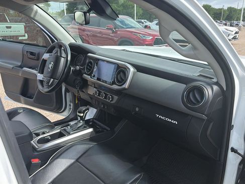 Used 2022 Toyota Tacoma SR5 RWD image 17