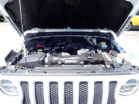 Used 2018 Jeep Wrangler Unlimited Sahara AWD/4WD image 15