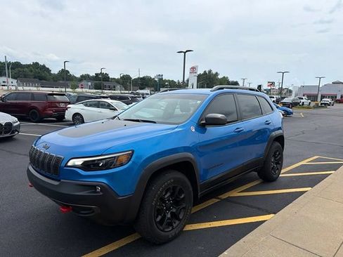 Used 2019 Jeep Cherokee Trailhawk w/ Comfort/Convenience Group AWD/4WD image 2