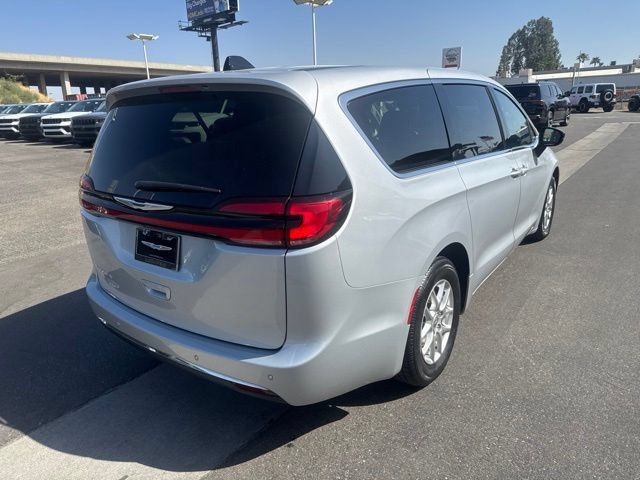 Used 2024 Chrysler Pacifica Touring-L FWD image 6