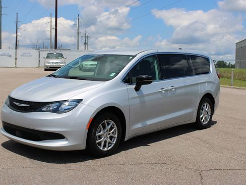 Used 2024 Chrysler Voyager LX FWD image 2