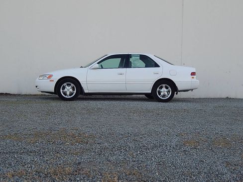 Used 1998 Toyota Camry LE image 2