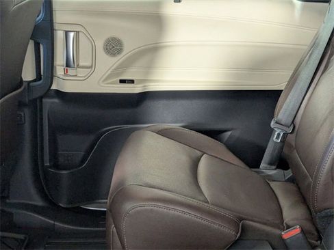Used 2024 Toyota Sienna Platinum image 29