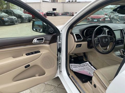 Used 2017 Jeep Grand Cherokee Overland w/ Jeep Active Safety Group AWD/4WD image 10