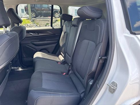 Used 2023 Jeep Grand Cherokee Laredo AWD/4WD image 9