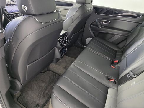 Used 2019 Bentley Bentayga image 16