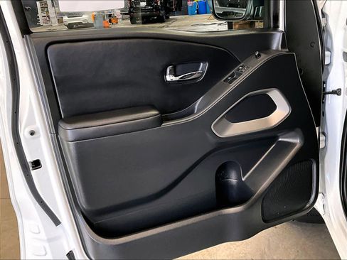 Used 2025 Nissan Frontier SV image 9