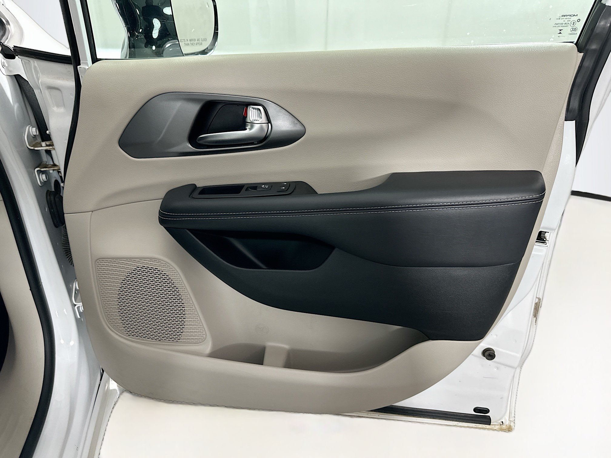 Used 2024 Chrysler Pacifica Touring-L FWD image 31