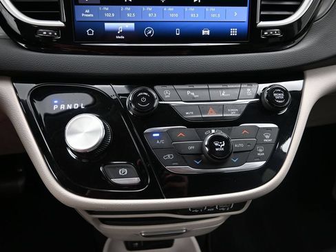 Used 2023 Chrysler Pacifica Touring-L FWD image 17