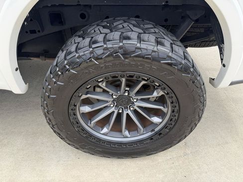 Used 2018 Ford F150 Lariat w/ Equipment Group 502A Luxury AWD/4WD image 9
