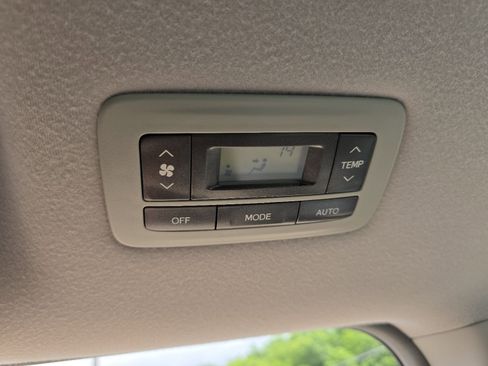 Used 2012 Toyota Sienna XLE w/ Premium Pkg FWD image 32