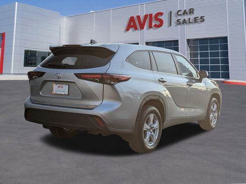 Used 2024 Toyota Highlander LE image 6