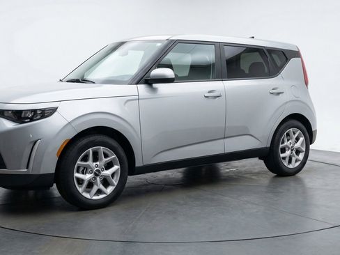 Used 2025 Kia Soul LX w/ LX Technology Package FWD image 3