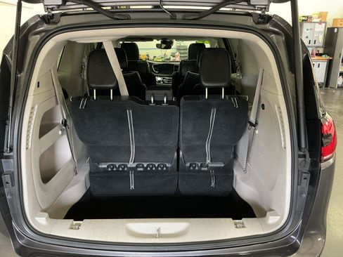 Used 2023 Chrysler Pacifica Limited FWD image 16