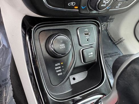 Used 2018 Jeep Compass Limited w/ Navigation Group AWD/4WD image 37