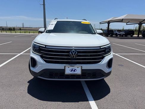 Used 2024 Volkswagen Atlas SE w/ Panoramic Sunroof Package FWD image 2