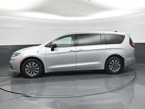 Used 2024 Chrysler Pacifica Limited FWD image 9