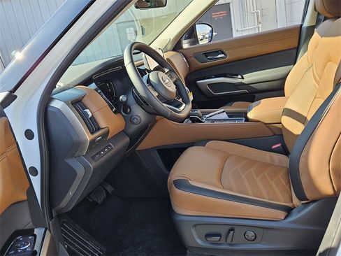 New 2025 Nissan Pathfinder Platinum image 3